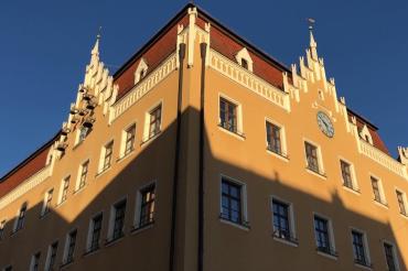 Das Bild zeigt das Rathaus in Donauwörth.