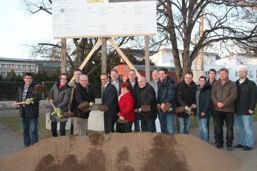 Das Bild zeigt den Spatenstich der Wohnanlage in Wemding.