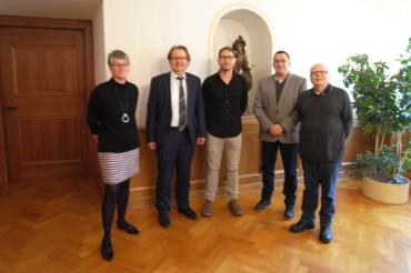 Donauwörther Stiftung Bürger in Not: Unterstützung in Höhe von 20.000 Euro vergeben (v. li. n. re.: Simone Nieszery, Oberbürgermeister Armin Neudert, Dr. Hubert Dumberger (Diakonie), Branko Schäpers (Caritas), Hansgünter Knie (Arbeiterwohlfahrt). Nicht im Bild: Kuratoriumsmitglied Arthur Lettenbauer (BRK))