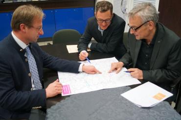 Das Foto zeigt (von links) MdL Fackler, Stefan Scheckinger (Bereichsleiter Straßenbau) und Stefan Greineder (Abteilungsleiter). 