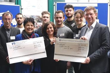 Spendenübergabe an Landrat Rößle und Rosemarie Schweier von der Hans-Leipelt-Schule in Donauwörth.