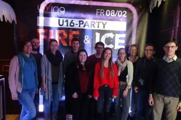 Das Bild zeigt das Organisationsteam der U-16-Party im Living.