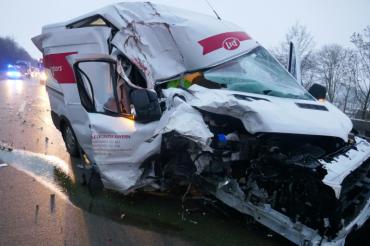 Das völlig zerstörte Wrack des Kleintransporters. 