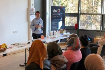 Zahnärztin Dr. Christine Bock zeigt am Zahnmodell, wie wichtig regelmäßiges Zähneputzen ist. 