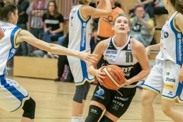 Wie Slalomstangen umkurvt Angelspielerin Sami Hill die Braunschweiger Verteidiger. Trotz ihres Double-Doubles reichte es nicht ganz zum Auswärtssieg der XCYDE-Girls.