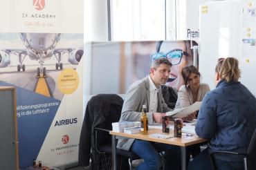 Auf dem Foto sind Lars Engert und Magdalena Ludwig von der Fa. ZK Professionals GmbH Donauwörth und eine Arbeitsuchende (die anonym bleiben will) beim Gespräch. 