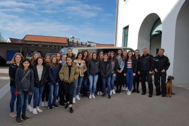 30 Mädchen informierten sich am Girls Day bei der Polizei Donauwörth. 