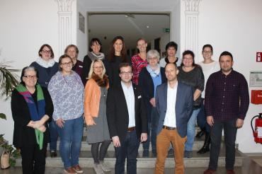 Das Bild zeigt die Leitungen der Kindertagesstätten und die Verantwortlichen im Landratsamt.