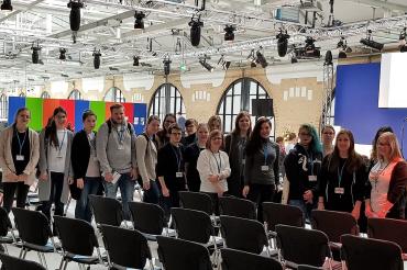 17 Auszubildende der Berufsfachschule für Gesundheits- und Krankenpflege des gemeinsamen Kommunalunternehmens (gKU) besuchten im Rahmen einer Bildungsreise den Deutschen Pflegetag in Berlin