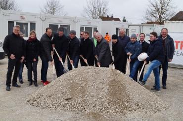 Landrat Stefan Rößle, Bügermeister Hubert Eberle sowie zahlreiche Vertreterinnen und Vertreter aus Gemeinde- und Kreisrat, sowie von Seiten der Planungsbüros und des Straßenbauunternehmens freuen sich über den Baubeginn in Oberndorf. 
