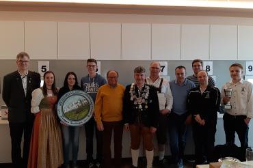 Das Siegerbild zeigt von links nach rechts: 1. Schützenmeister Erich Oswald, Gaujugendleiterin Tina Wagner, Sarah Stadelmeier, Christian Beck, Dietwald Rummel, Stadtkönig 2019 Manfred Schwarz, Heinrich Wüst, Tobias Bernhard, Ralf Kahn, Sportwart Michael Endreß, Marco Deffner. 