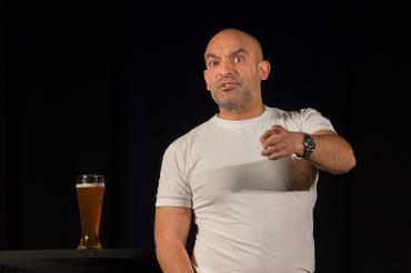 Mit seinem Programm “Letzte Patrone” gastierte der Niederbayerische Kabarettist Django Asül im Gasthof zur Rose in Mönchsdeggingen.