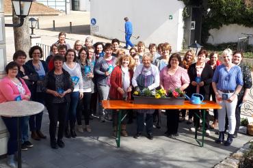 Kreisbäuerin Ruth Meißler und ihre Stellvertreterin Susanne Löfflad bepflanzten mit Teilnehmerinnen des "Tages der Jung- und Aktivbäuerin" in Wemding Balkonkästen mit farbenfohen Frühlingsblumen