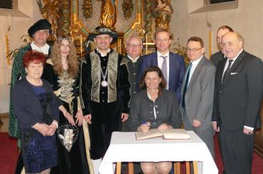 Das Bild zeigt Ilse Aigner mit Wemdings Bürgermeister.