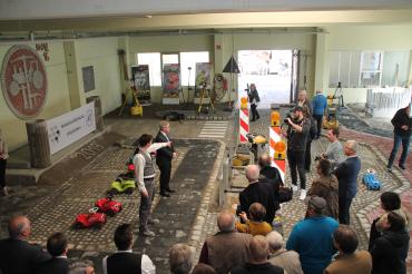 Ausbildungsmeister Wolfgang Kätzlmeier erklärt, was die Azubis in der Projektwoche gemacht haben.