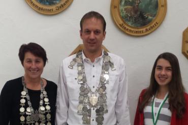 Das Bild zeigt die diesjährigen „Regenten“ der Sternschützen: Schützenliesel Johanna Baumgärtner, Schützenkönig Michael Pfefferer und Jugendkönigin Monika Gadomski