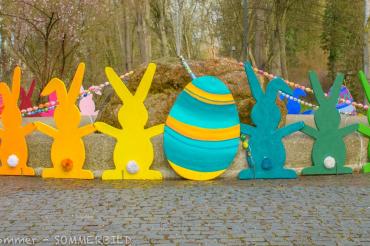 Brunnen Promenade österlich geschnückt