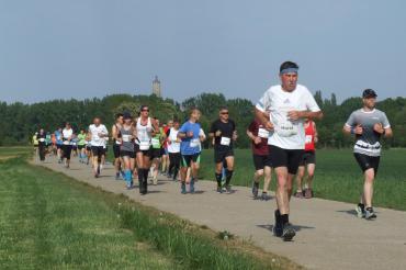 Das Bild zeigt Läufer vom Ipf-Ries Halbmarathon 2018