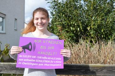 Das Bild zeigt Jasmin Bauer mit einem Plakat. 