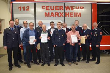 Das Bild zeigt 1.Kommandant Philipp Greipel, 2. Kommandant Bernd Straßer, 3. Bürgermeister Stefan Leibhammer, Albin Kitzinger, Ehrenmitglied Roland Reichardt, Karl Samer, Ditmar Blanarsch, Vorstand Patrick Haschner, Valentin Heckl, Robert Heckel, Werner Schuster, Ehrenmitglied Jürgen Stark und Kreisbrandmeister Jürgen Haschner.