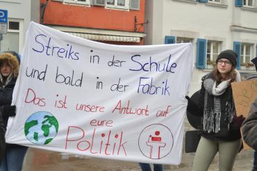 "Streiks in der Schule und bald in der Fabrik. Das ist unsere Antwort auf eure Politik" steht auf einem Transparent.