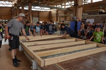 Auf dem Bild sieht man Schüler in der Firma Gumpp & Maier in Binswangen.