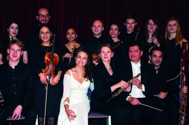 Das Bild zeigt Daniela de Santos mit Orchester.