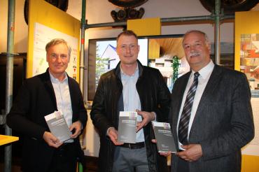 rchitekt Harald Tiefenbacher (2. Vorsitzender SAIV), Nördlingens Stadtbaumeister Hans-Georg Sigel und Oberbürgermeister Hermann Faul