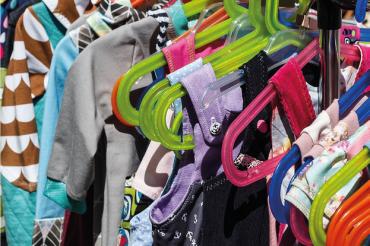 Das Bild zeigt Kinderkleidung.