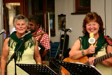 Mutter Maria Eisenwinter und Tochter Erna Dirschinger vom "Buchdorfer Zwoigsang"