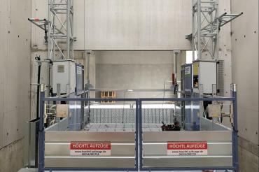 Das Bild zeigt eine Transportbühne.