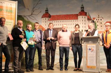 Die Walkingcupsieger 2018 und die Gewinner der Verlosung wurden vom Neuburger Oberbürgermeister Dr. Bernhard Gmehling (Mitte) sowie den Verantwortlichen des Aktiv Parks e.V. Harald Müller, Claudia Heindl und Eva Münsinger beglückwünscht.