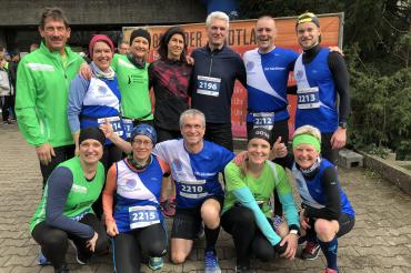 Auf dem Foto kurz vor dem Start, vorne von links Birgit Minder, Simone Müller, Hans Niederhuber, Carina Kienle und Anneliese Zinke; dahinter von links Klaus Wurscher, Susanne Vierkorn, Patrycja Weng, Anita und Klaus Joas, Andreas Graf und Philipp Moll.