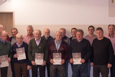 Das Bild zeigt die Geehrten mit dem 1. BGM Johann Bernreuther, 1. KDT. Matthias Leinfelder 2. KDT. Jürgen Hofmann, 1. Vorsitzender Wolfgang Lechner.