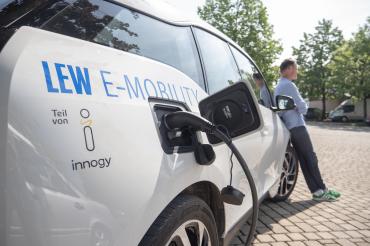 Allein das Unternehmen LEW betreibt acht Ladestationen für Elektrofahrzeuge in unserer Region.