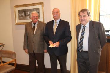 Eine beachtliche Spende konnten Karl Soldner, Vorsitzender des DGB Ortskartells Nördlingen und Josef Higler, Vorsitzender des Fördervereins im DGB Ortskartell Nördlingen Oberbürgermeister Hermann Faul überbringen. 