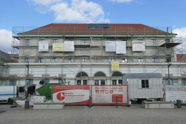 Die Fassade des Nördlinger Bahnhof bekommt einen gelben Anstrich. 