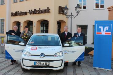 Auf dem Bild sieht man Dekan Robert Neuner, Antje Schober (Leitung Caritas Sozialstation) und den Vorstand der Raiffeisen-Volksbank Donauwörth eG Michael Kruck und Franz Miller