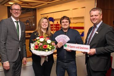 Bei der bayernweiten Auslosung im Februar wurde das Los von Bastian Schäff aus Oettingen mit dem Hauptgewinn in Höhe von 10.000 Euro gezogen. 