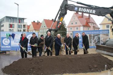 Die Baugenossenschaft Nördlingen lud zum Spatenstich in der Maria-Penn-Straße ein.