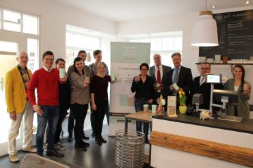 Florian Pachaly und Ida Buchholz von reCup (links neben dem Banner), Vertreter der Stadt Nördlingen und der ersten teilnehmenden Partner beim Start am Freitag. 