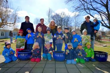 Das Bild zeigt Stefan Rößle und Paul Buß beim Besuch bei der Kindertagesstätte St. Martin in Mertingen.