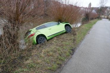Das Bild zeigt ein Auto, welches in die Wörnitz rutschte. 