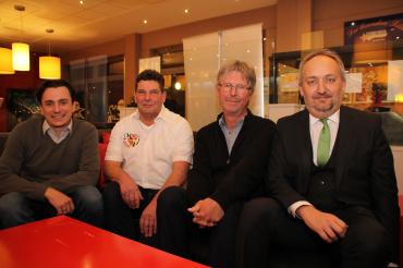 Von links: Xaver Neureiter (2. Vorstand), Rolf Aichinger (1. Vorstand), Max Hilmer (Schriftführer) und Stefan Körner (Kassier) vom Gewerbeverein Marktplatz Wallerstein e.V.