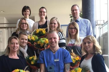 Das Bild zeigt die Teilnehmer der Fortbildungen: (vorne v.l.n.r.) Heike Mebes, Kerstin Schreiber, Felix Hintermaier, Julia Hermann; (zweite Reihe v.l.n.r.) Andrea Lechner, Kathrin Bühler, Jeannette Butau; (dritte Reihe v.l.n.r.) Michaela Rechner, Theresa Richter, Jürgen Wiedemann