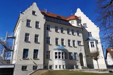 Der Abgeordnete Wolfgang Fackler war zu diesem Thema Anfang März konkret von Auszubildenden der Liselotte-Nold-Schule in Nördlingen per Brief im Hilfe gebeten worden und hatte sich für deren Belange im Bayerischen Landtag und gegenüber dem zuständigen Kultusministerium stark gemacht. 