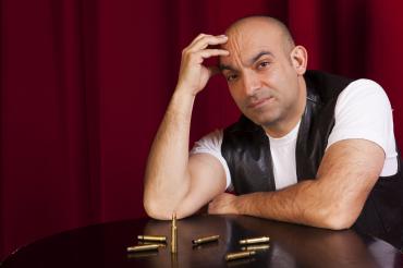 Das Bild zeigt den Kabarettisten Django Asül.