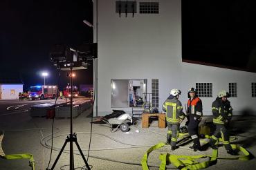 Einsatzkräfte arbeiten mit Notbeleuchtung am Trafohäuschen. 