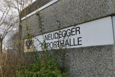 Das Bild zeigt den Eingangsbereich der Neudegger Sporthalle in Donauwörth. 