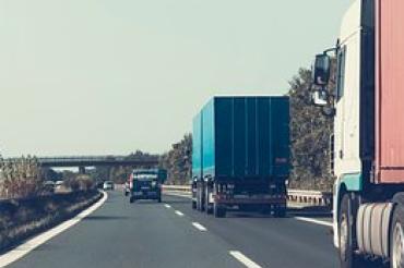 Das Bild zeigt eine Straße.